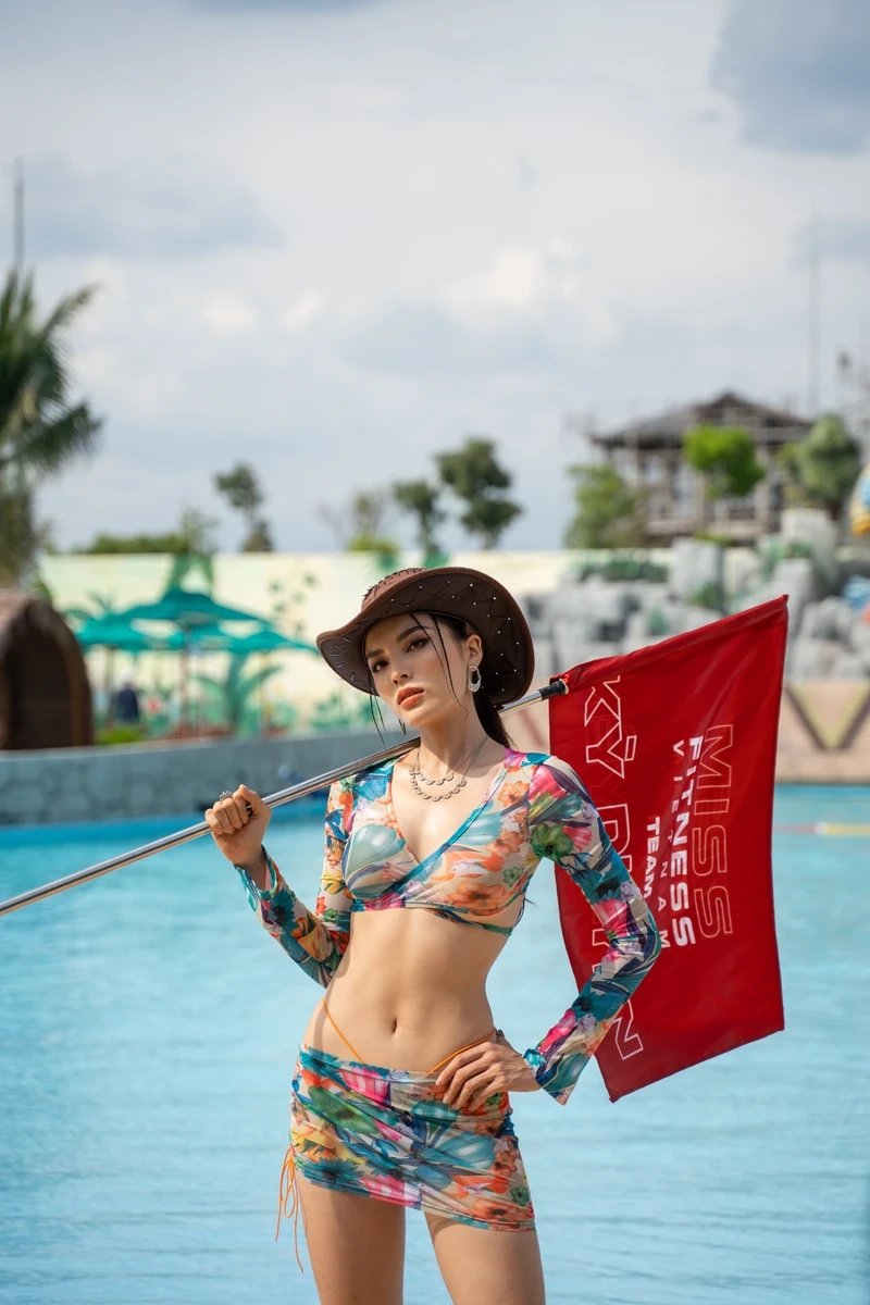 Phong cách táo bạo của gái đẹp mặc áo xuyên thấu mỏng