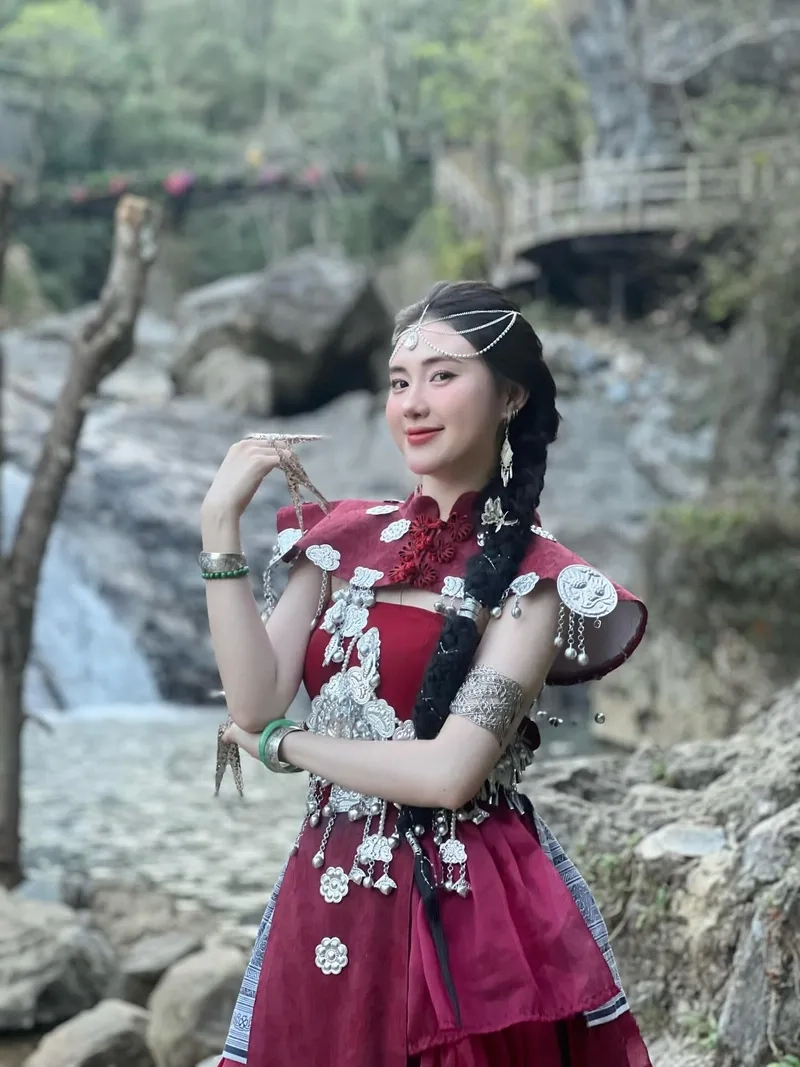 Ngắm nhan sắc gái xinh má lúm dễ thương làm tan chảy mọi trái tim