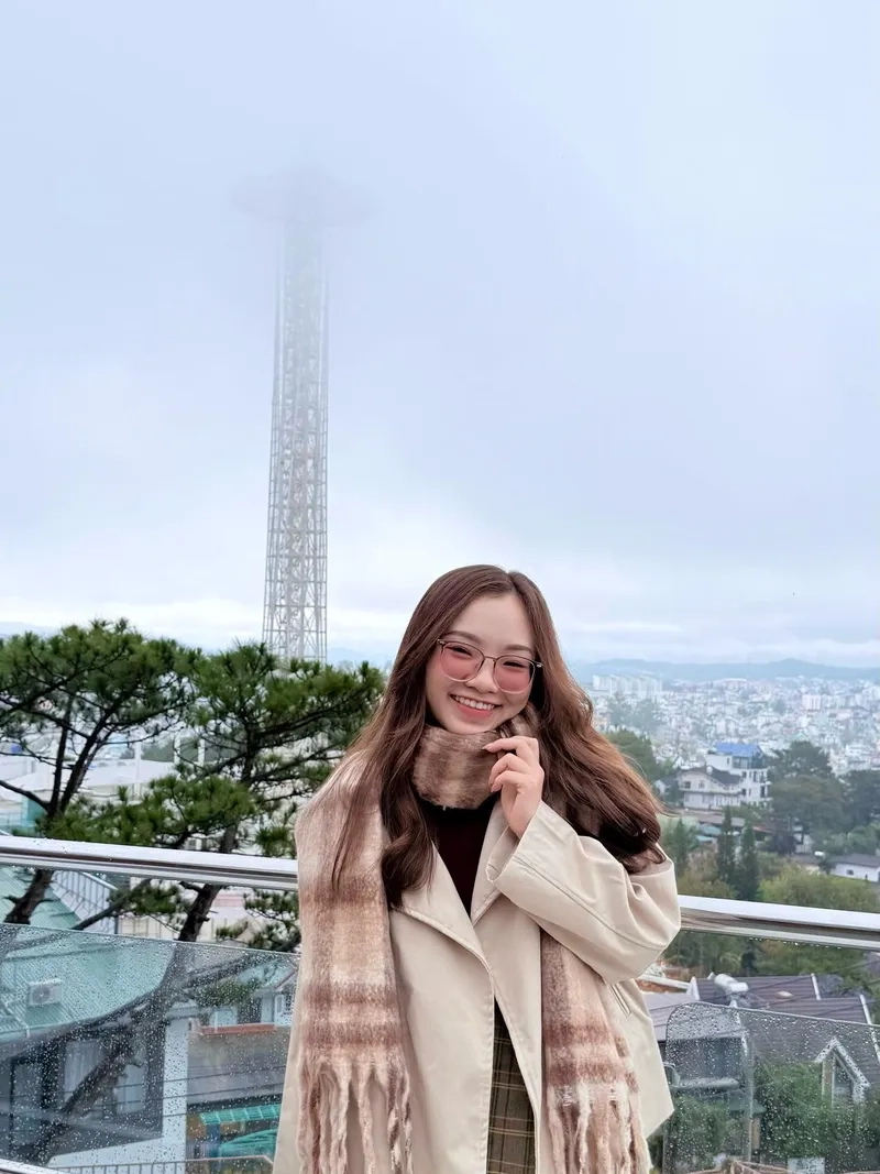 Cận cảnh nhan sắc hot girl má lúm đang gây bão cộng đồng mạng