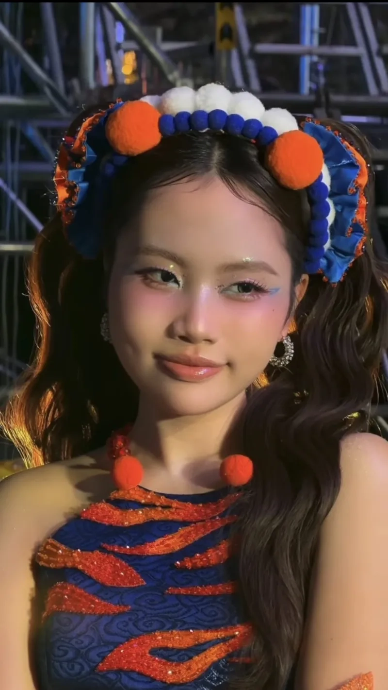 Vẻ đẹp trong veo của gái xinh má lúm học sinh tựa nàng thơ