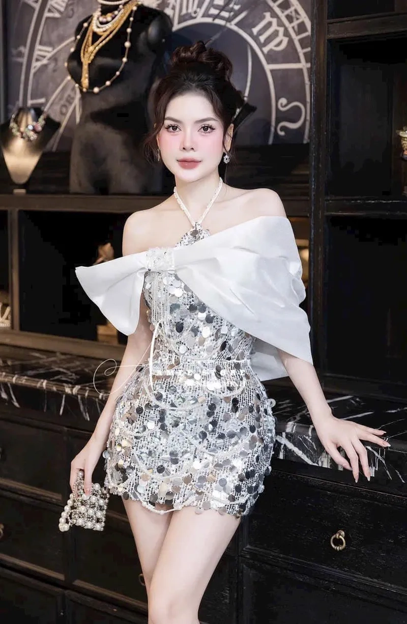 Ngẩn ngơ trước hình ảnh hot girl mặc váy trễ vai ôm sát