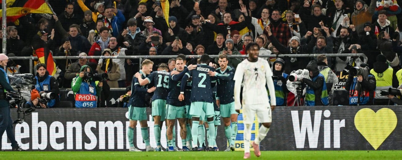 Hình ảnh các cầu thủ ăn mừng bàn thắng trên sân cỏ quốc tế