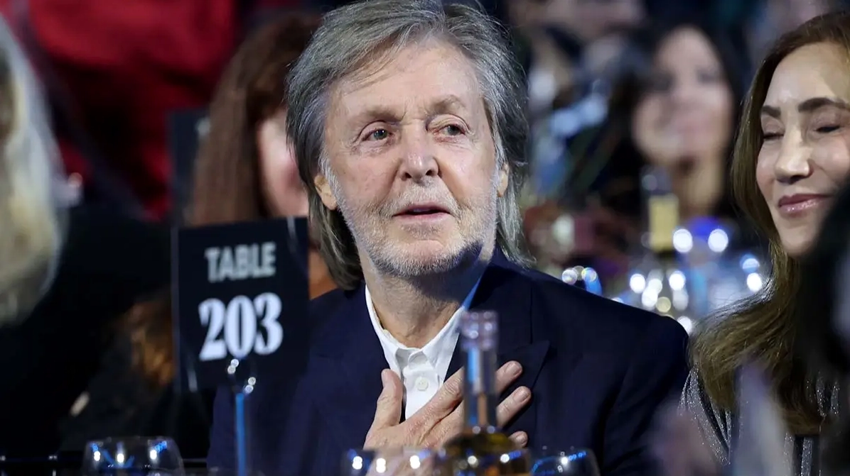 Hình ảnh chân dung một Ted Williams trẻ tuổi với ánh mắt quyết tâm Tiểu sử Ted Williams