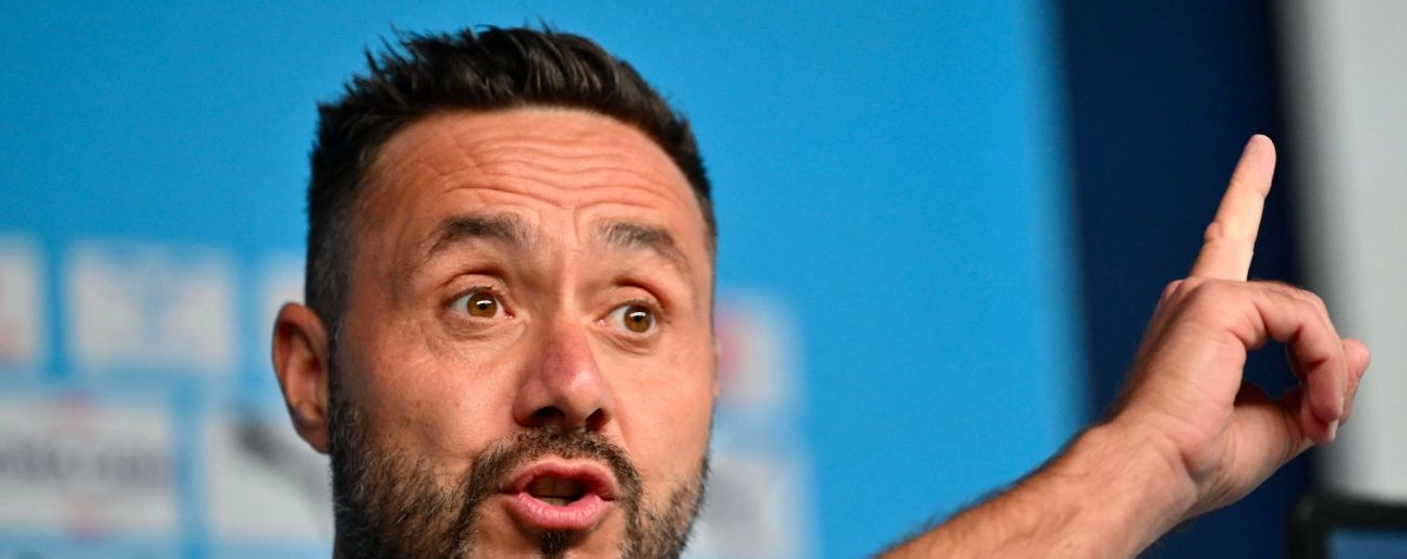 Hình ảnh huấn luyện viên chỉ đạo chiến thuật trên sân tập ảnh hưởng đến lối chơi của Rafa Mir