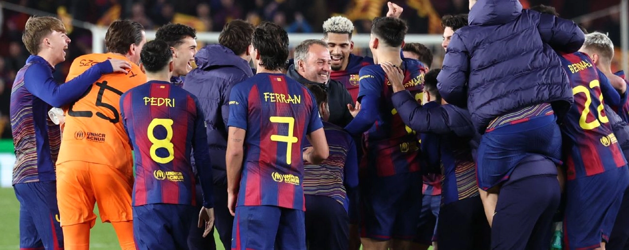 HLV Hansi Flick và cầu thủ FC Barcelona ăn mừng