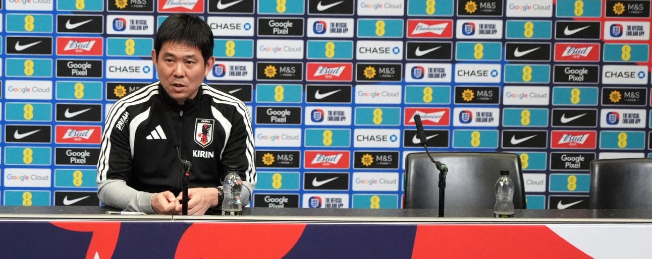 Huấn luyện viên đội tuyển quốc gia Nhật Bản đang chỉ đạo các học trò bên ngoài đường biên