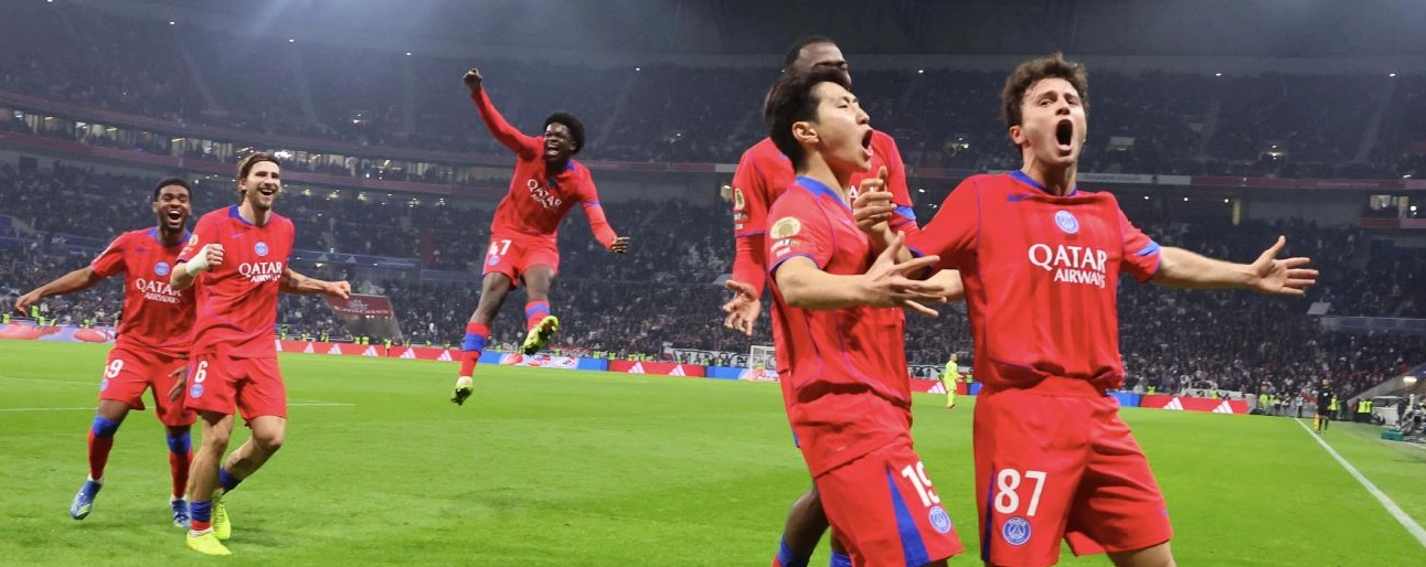 João Neves trong một pha tranh chấp bóng ấn tượng tại PSG