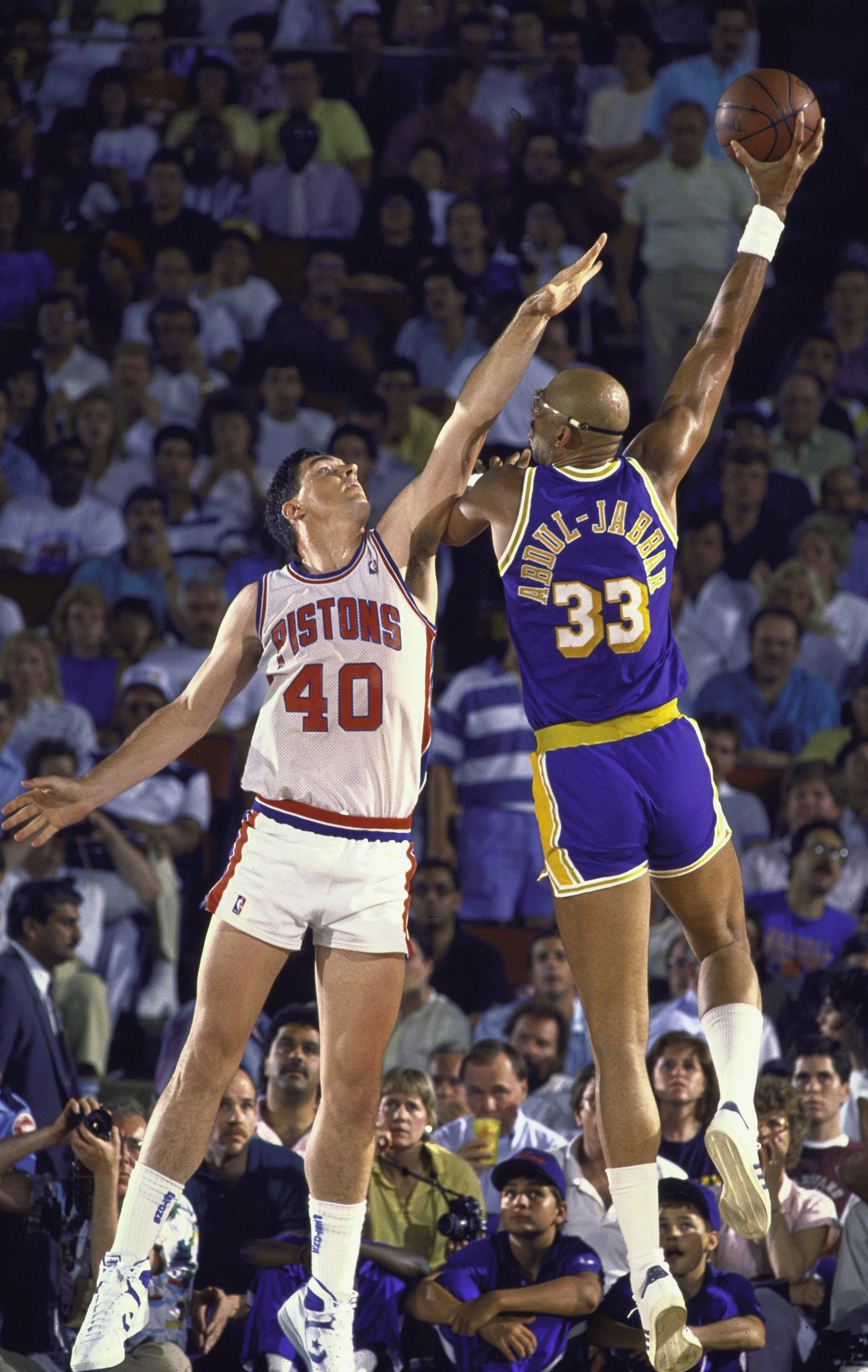Kareem Abdul-Jabbar thực hiện cú skyhook trứ danh cho Lakers.