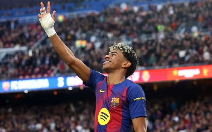 Lamine Yamal ăn mừng sau khi ghi bàn cho Barcelona