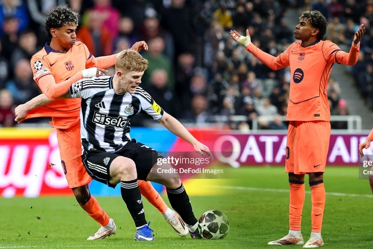 Lamine Yamal thi đấu trong trận hòa Newcastle của Barcelona