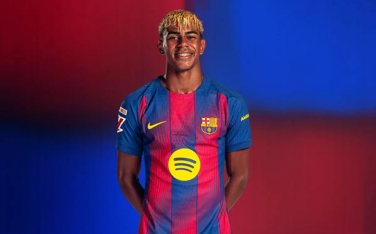 Lamine Yamal trong màu áo Barcelona trên sân cỏ