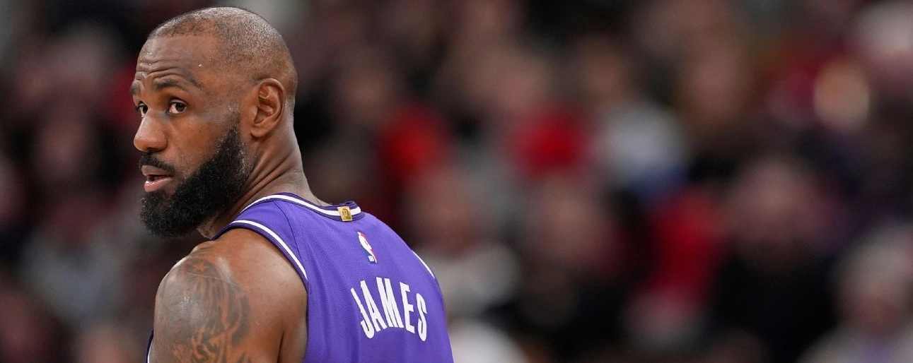 LeBron James ngồi ngoài trận đấu khi Lakers thắng Wolves