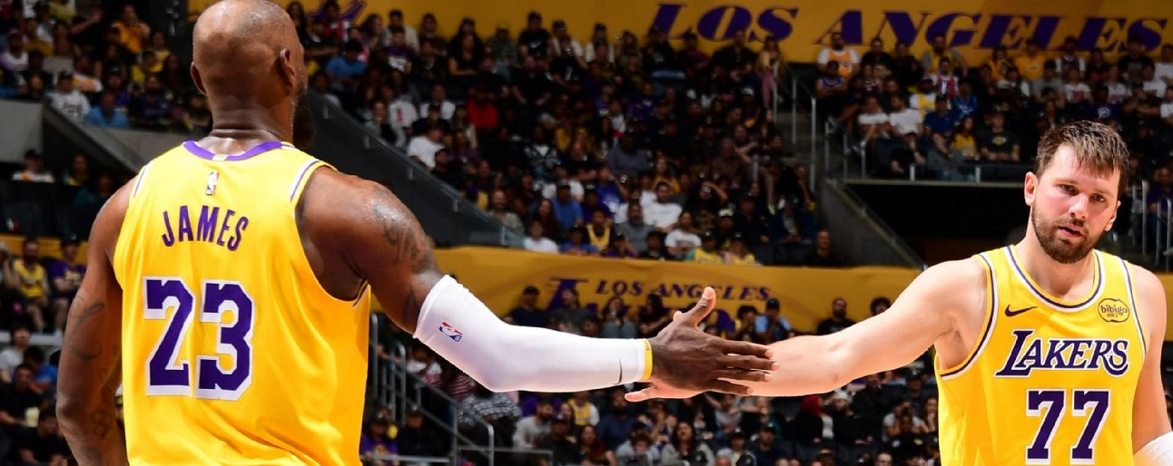 Luka Doncic ghi 51 điểm trong trận LeBron James trở lại