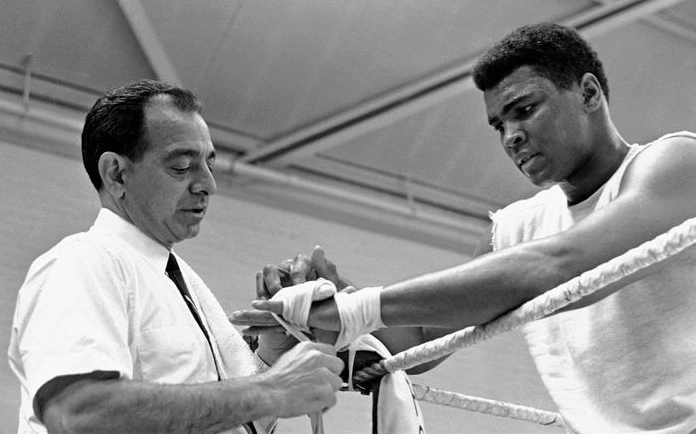 Muhammad Ali thi đấu trên sàn quyền Anh Tiểu sử Muhammad Ali