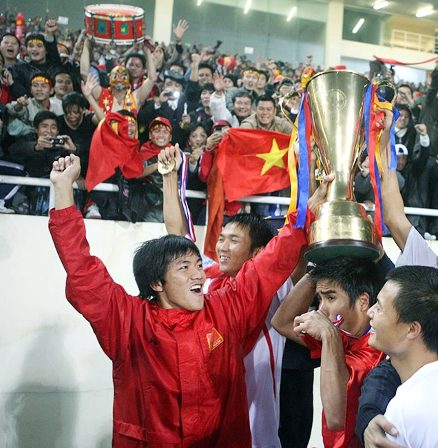 Nguyễn Quang Hải ăn mừng bàn thắng cùng đồng đội