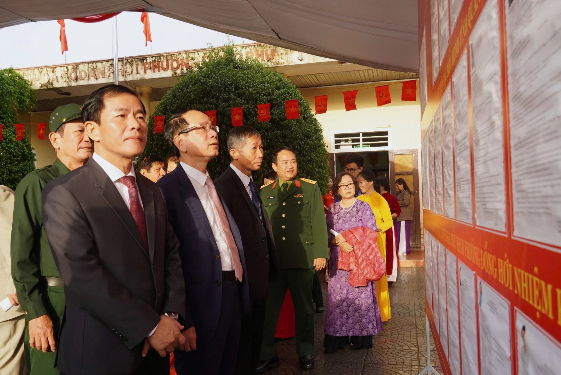 Nguyễn Văn Phương cùng cử tri xem danh sách ứng cử viên