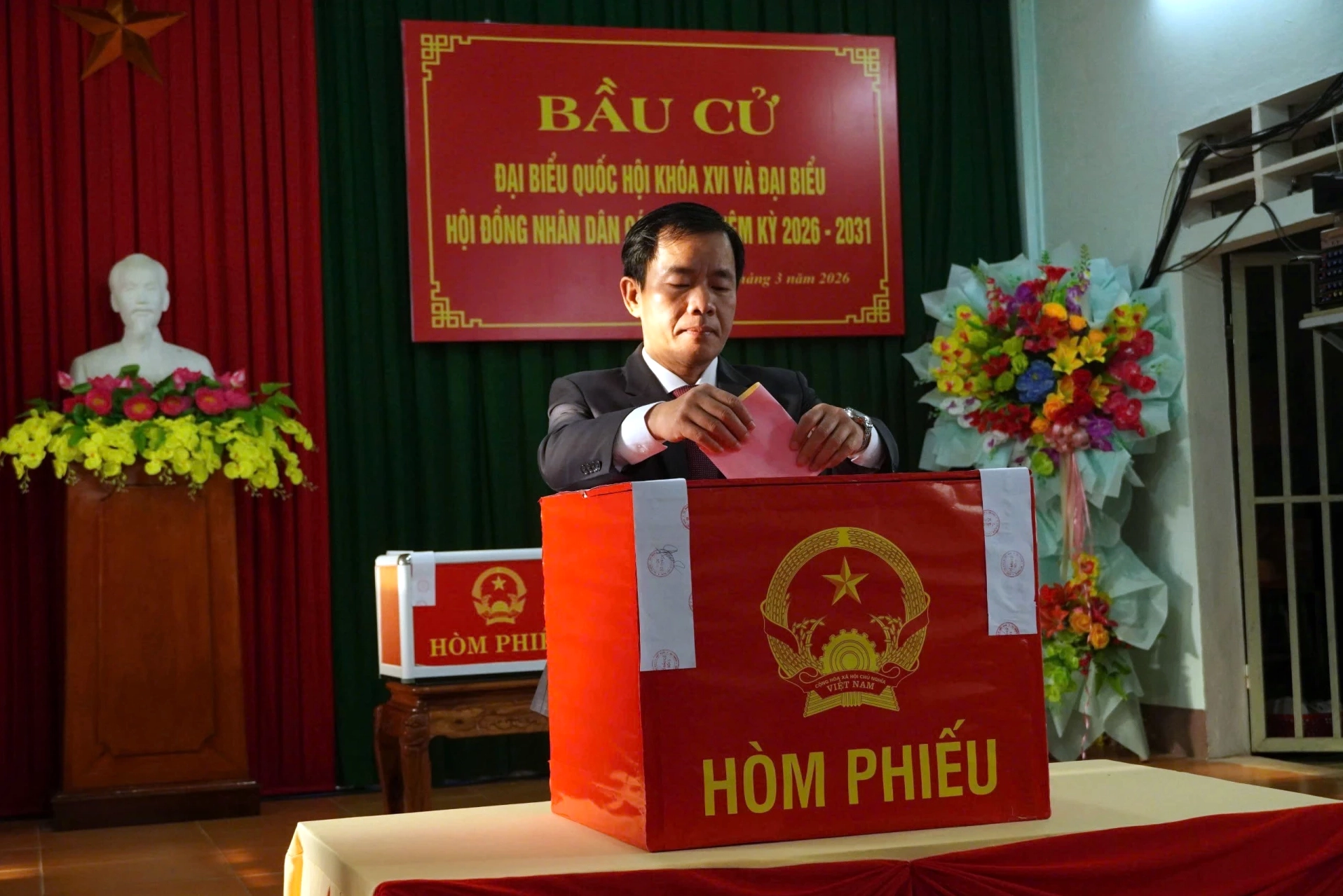 Nguyễn Văn Phương thực hiện quyền bỏ phiếu