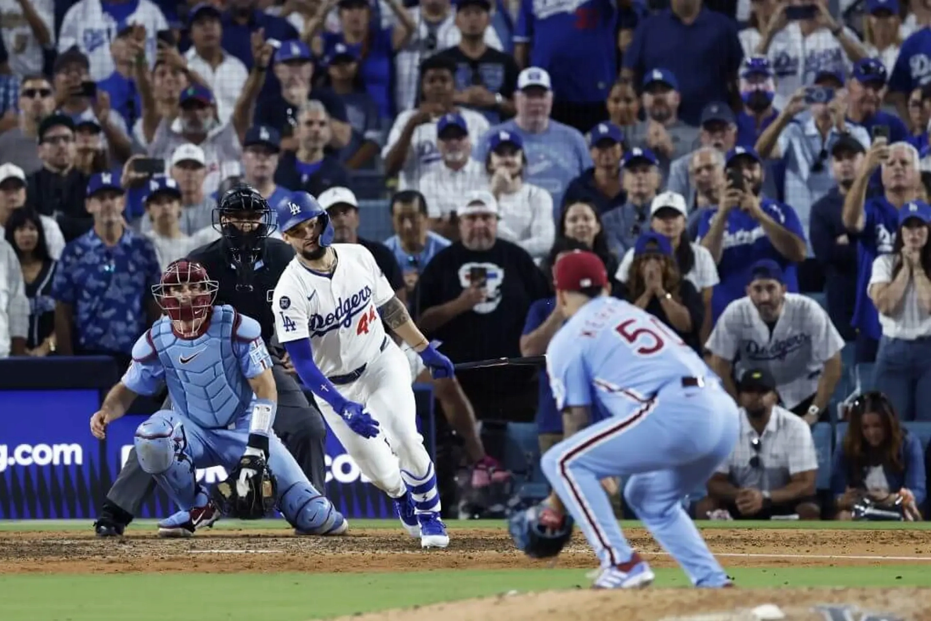 Orion Kerkering của Phillies cố gắng bắt bóng trong trận đấu kết thúc mùa giải 2025 Tiểu sử Bryce Harper