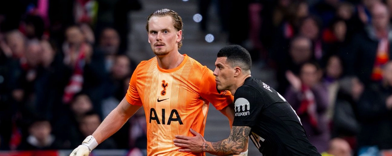 Pedro Porro an ủi Antonín Kinsky sau trận đấu