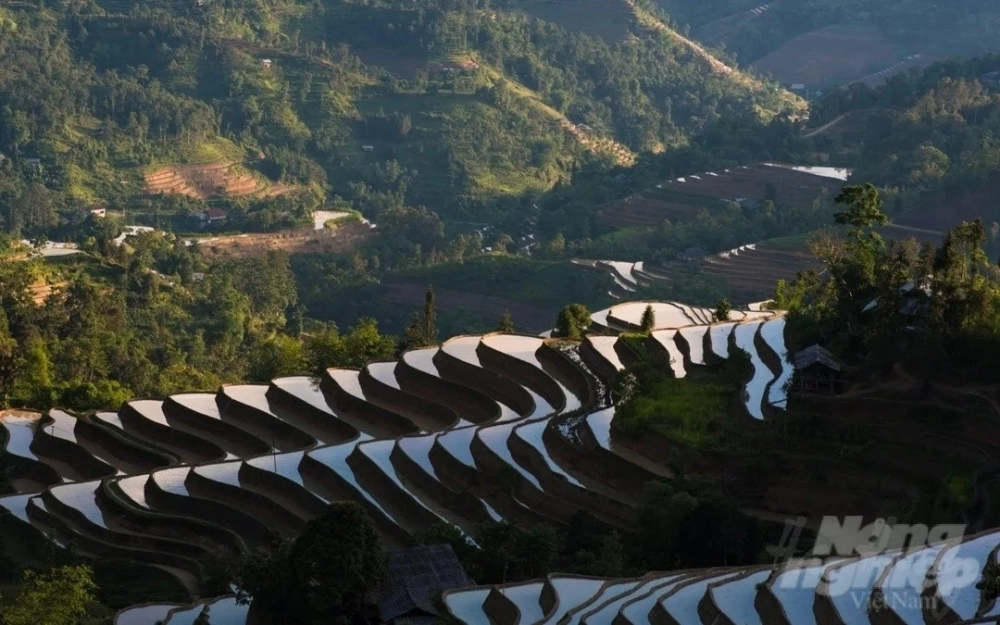 Nét vẽ tinh tế mô phỏng dòng tranh phong cảnh núi non hùng vĩ.