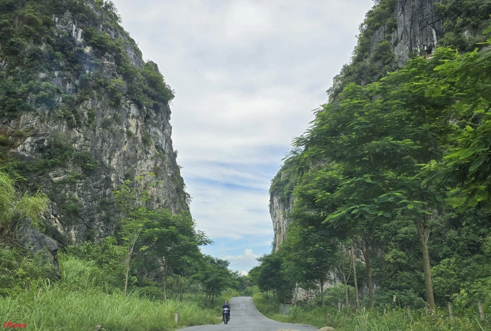 Tải về miễn phí bộ ảnh nền núi đá hùng vĩ cho máy tính và laptop.