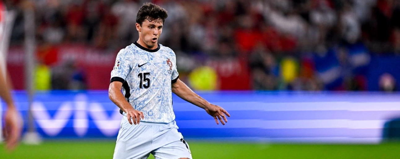 PSG ký hợp đồng với tiền vệ trẻ João Neves từ Benfica