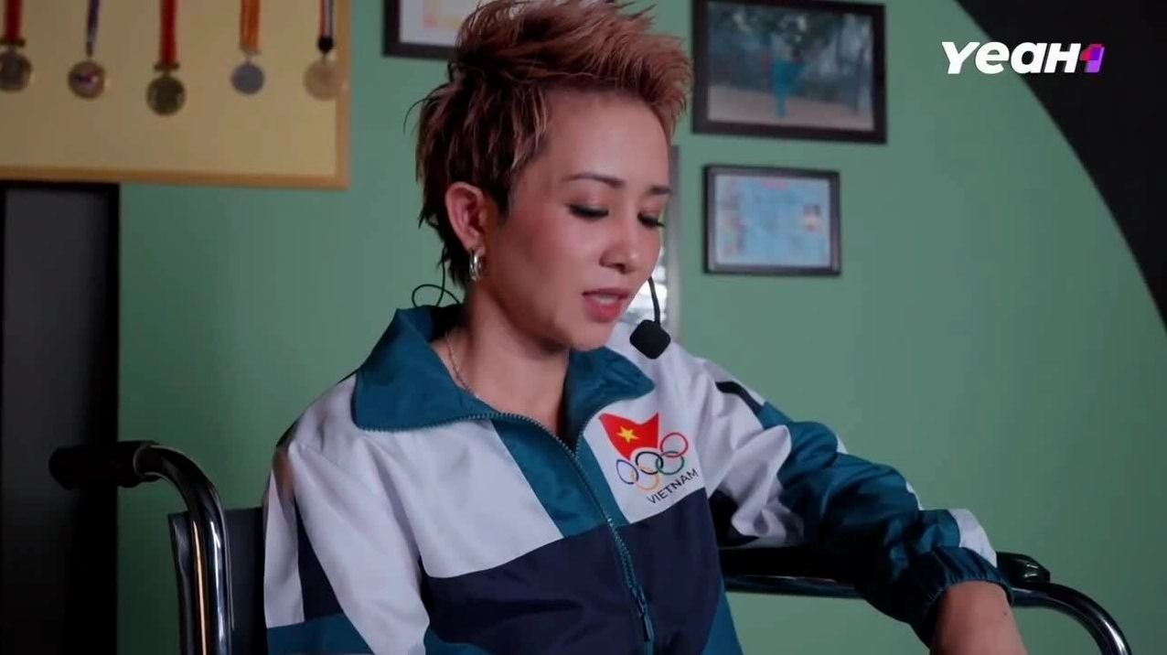 Thúy Hiền cùng dàn thí sinh Chị đẹp thể hiện tiết mục để tôi ôm em bằng giai điệu này