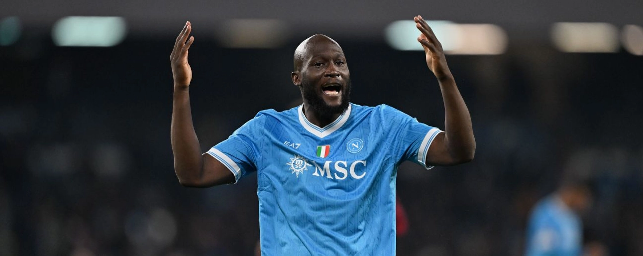 Tiền đạo Romelu Lukaku trong một trận đấu căng thẳng tại Serie A gợi nhớ đến lối chơi sức mạnh