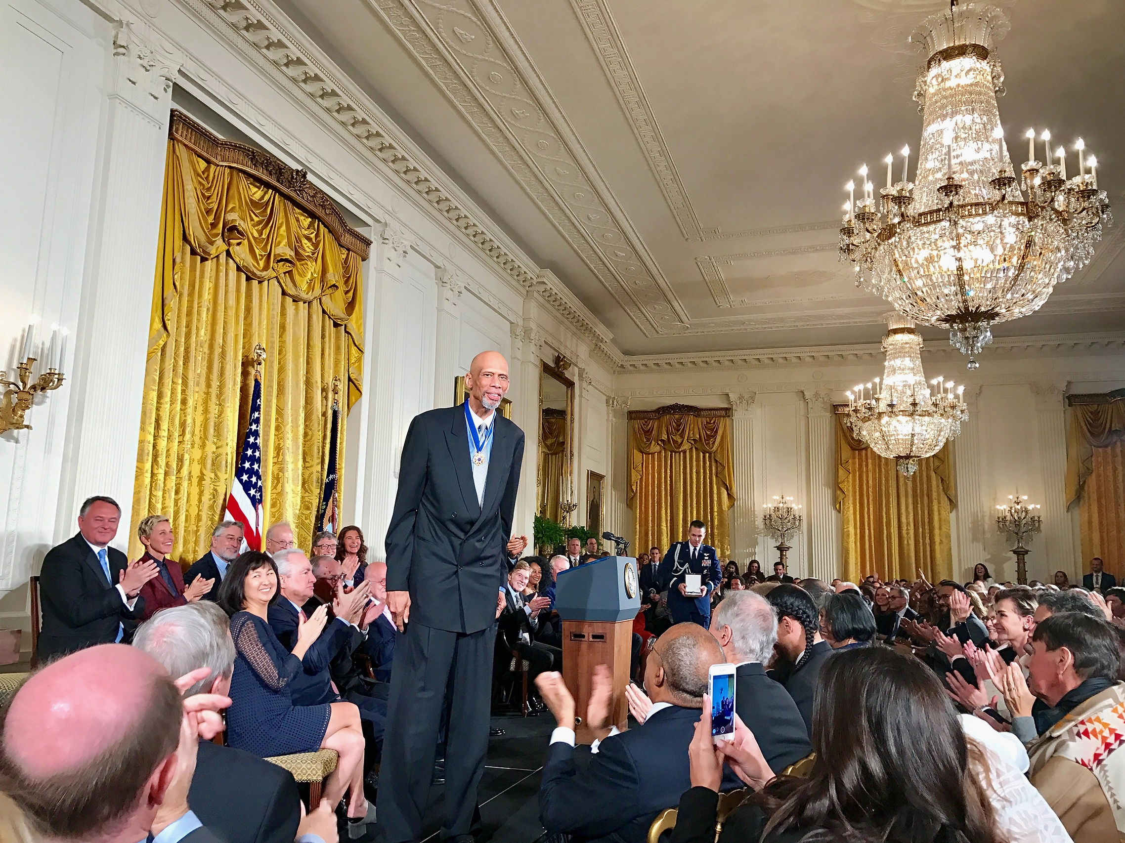 Tổng thống Obama trao Huân chương Tự do cho Kareem Abdul-Jabbar.