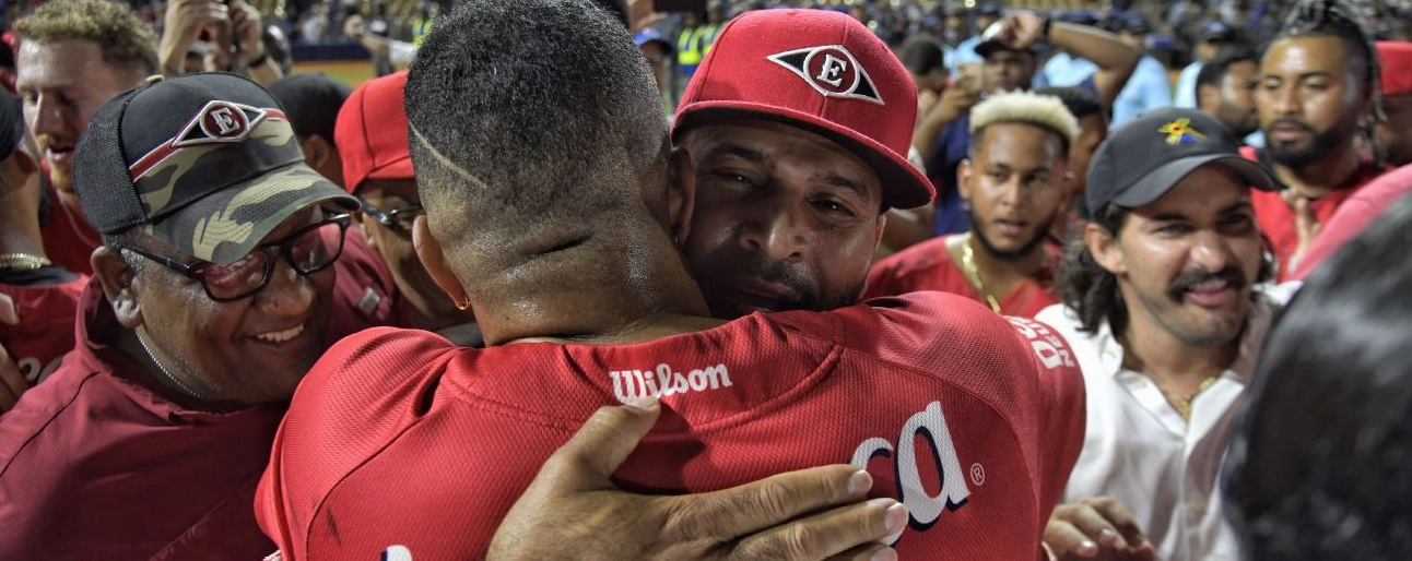 Albert Pujols trong vai trò quản lý ôm chầm lấy học trò sau khi giành chức vô địch bóng chày Cộng hòa Dominica năm 2025