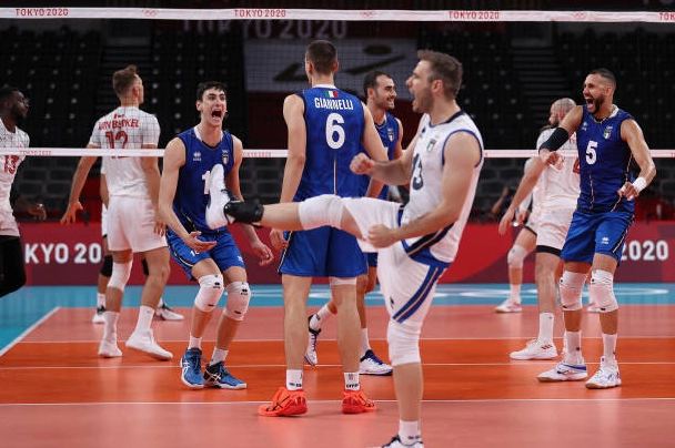 Alessandro Michieletto cùng đồng đội đội tuyển Ý ăn mừng chiến thắng trước Canada