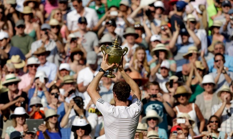 Andy Murray giơ cao chiếc cúp Wimbledon trước đám đông năm 2013