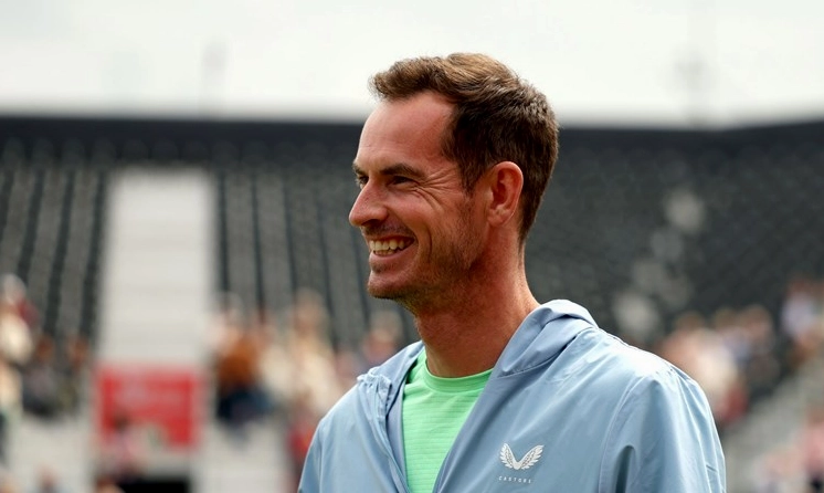 Andy Murray mỉm cười trên sân tại giải HSBC Championships