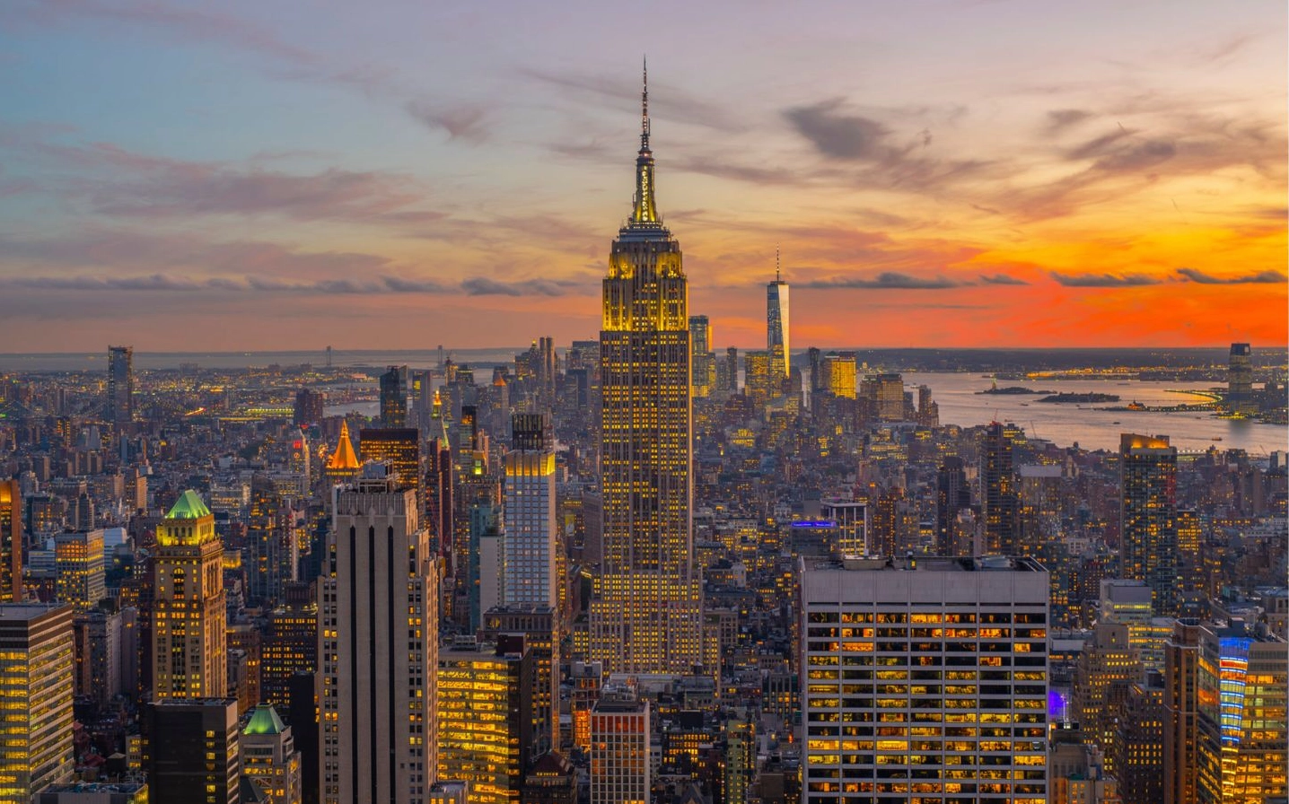 Ảnh bầu trời chạng vạng nhuộm vàng rực rỡ tòa nhà Empire State danh tiếng