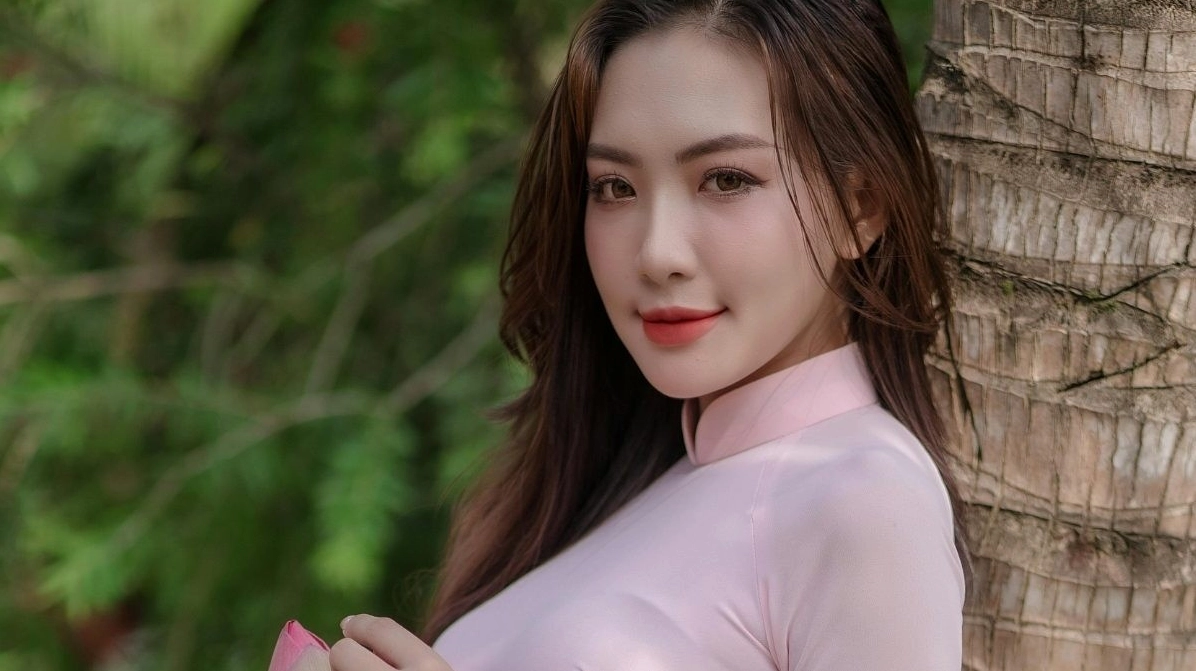 Ảnh chân dung cô gái chụp cận mặt theo phong cách tối giản nổi bật trên nền sáng