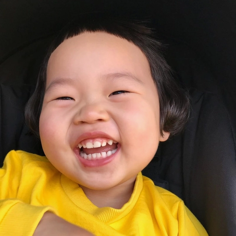 ảnh chế ôm cái coi em bé hồn nhiên