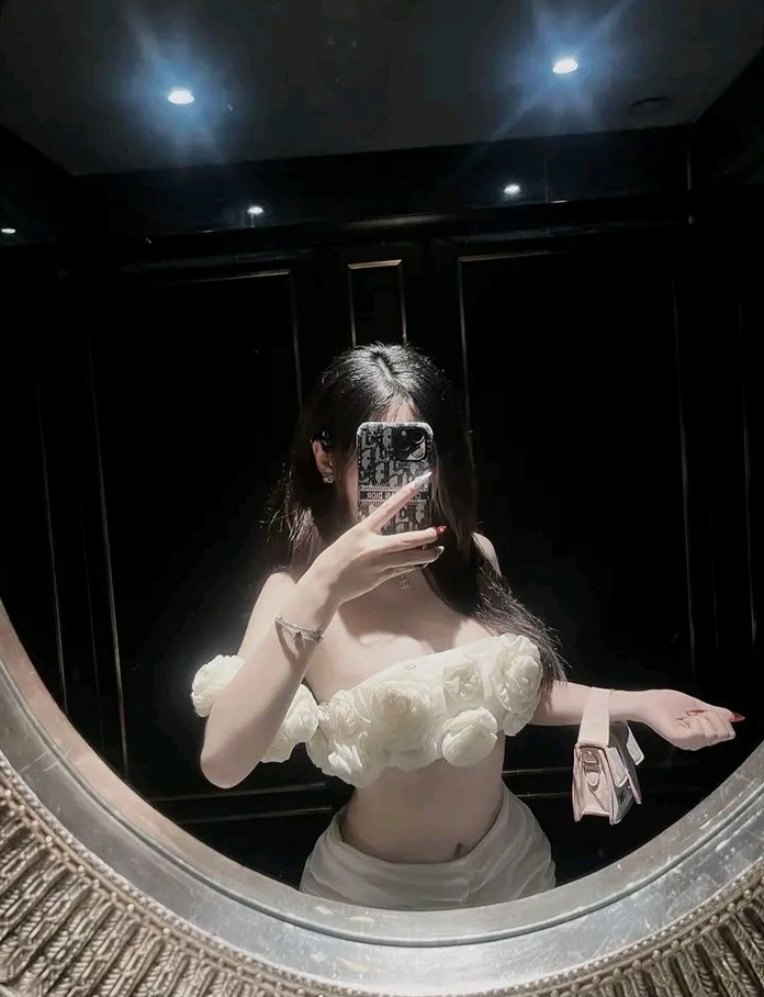 Ảnh chụp trước gương che mặt nữ đẹp cuốn hút và bí ẩn