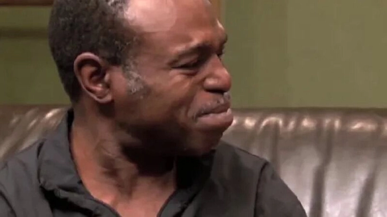 Anh da đen buồn bã ủ rũ vì gặp chuyện xui xẻo