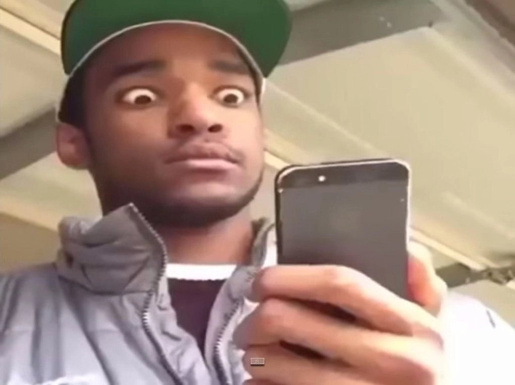 Anh da đen che mặt xấu hổ tột cùng