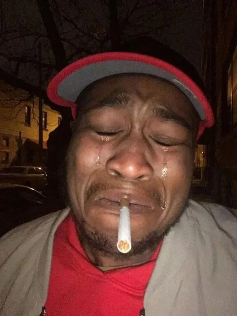 Anh da đen thở dài thườn thượt vì chán nản mọi thứ