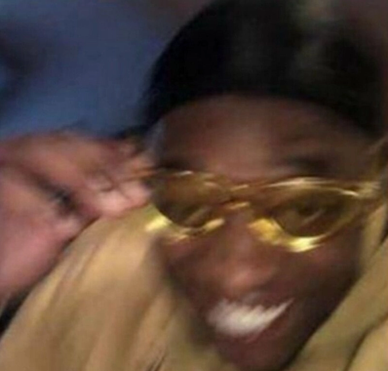 Anh da đen vui vẻ mỉm cười đầy thân thiện