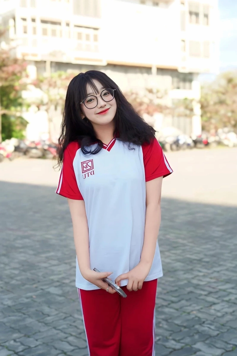 Ảnh đại diện cô gái đẹp tỏa sáng với vẻ thuần khiết và cuốn hút ánh nhìn