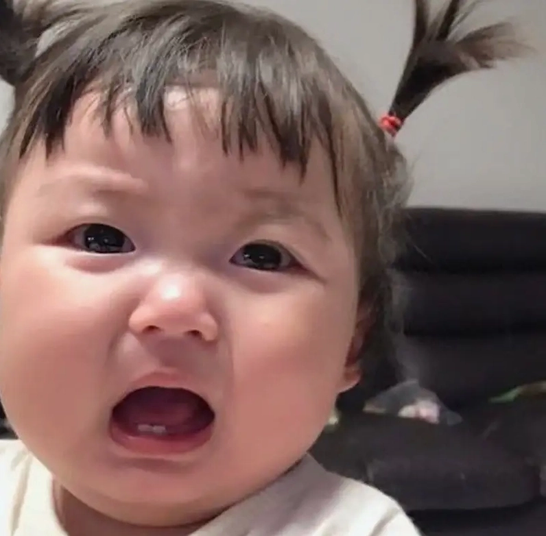 ảnh em bé meme bá đạo cười tít mắt