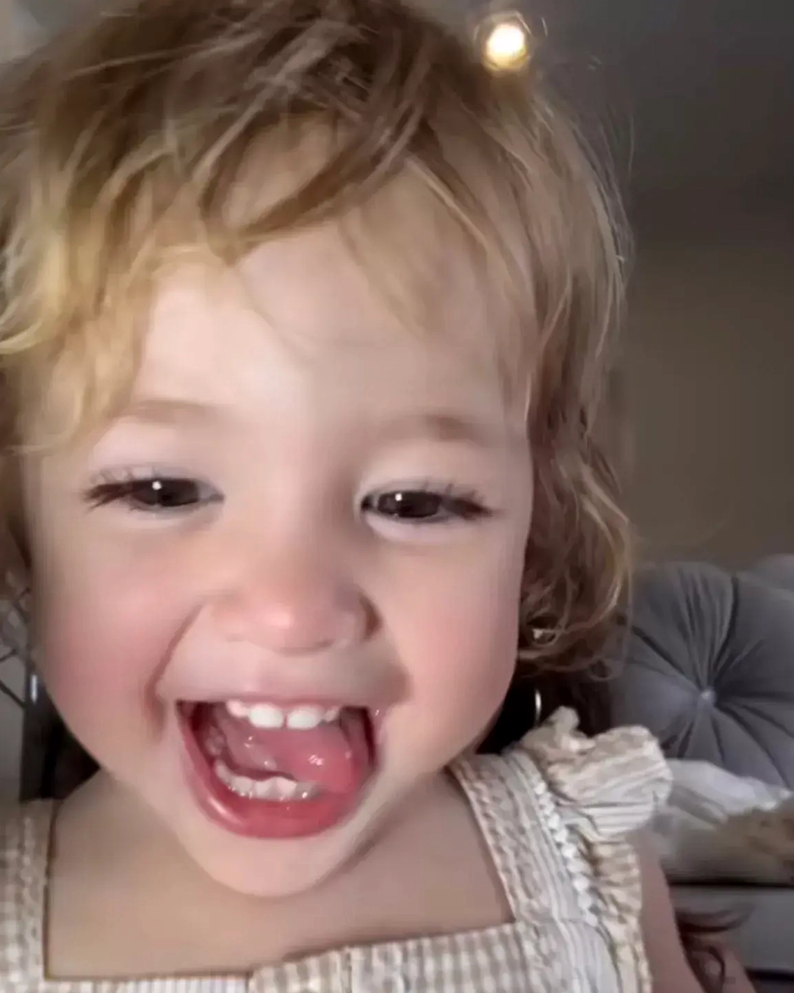 ảnh em bé meme cười toe toét má bánh bao siêu cưng