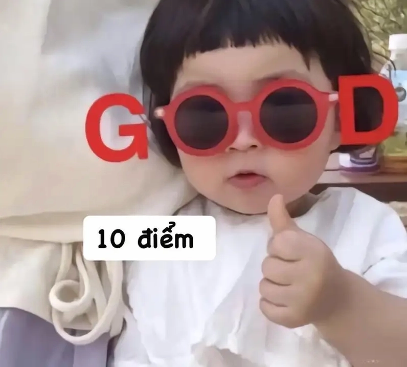 ảnh em bé meme cute tận hưởng niềm vui