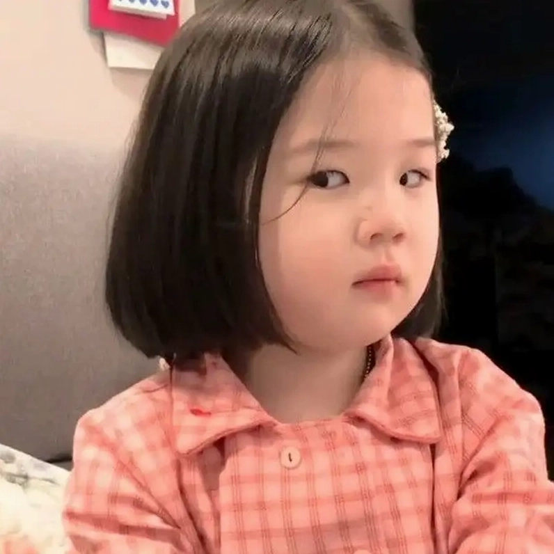 ảnh em bé meme lườm nguýt bá đạo