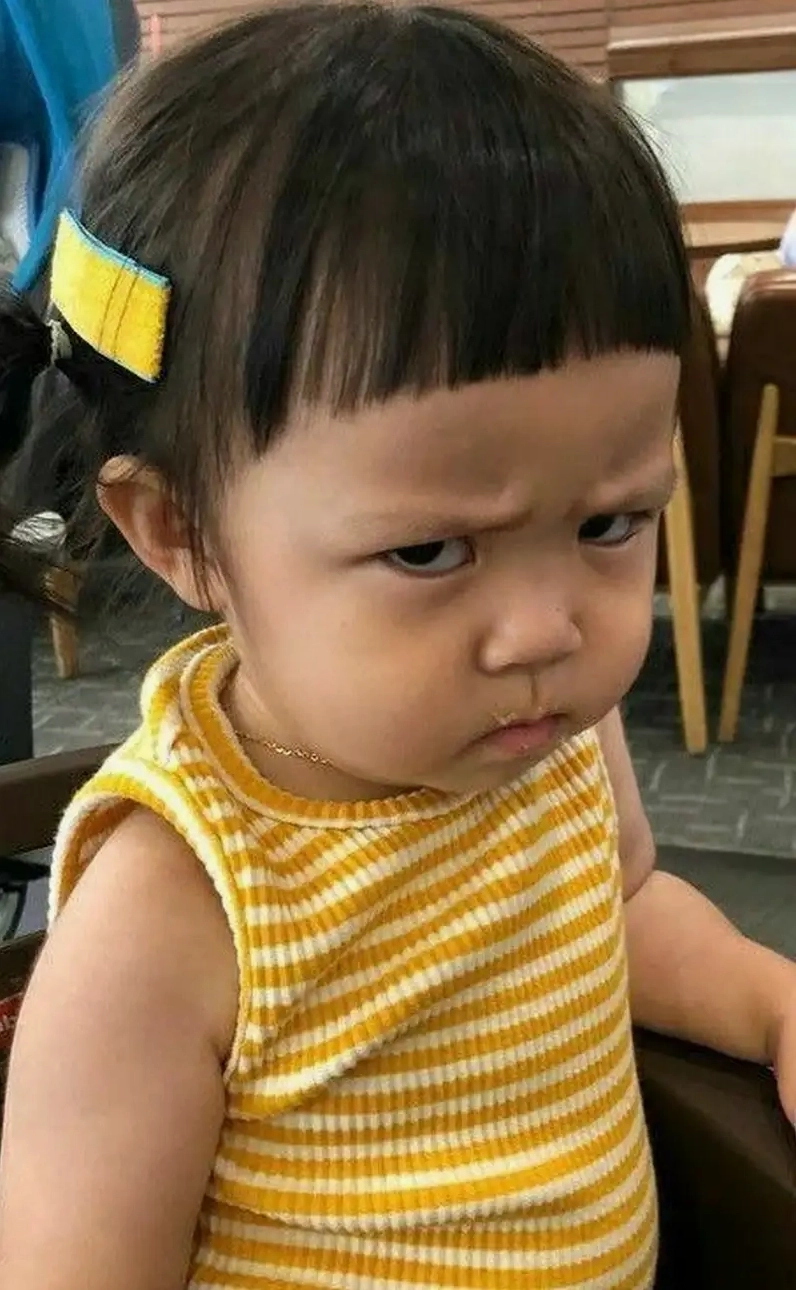 ảnh em bé meme lườm siêu vui pha trò hài