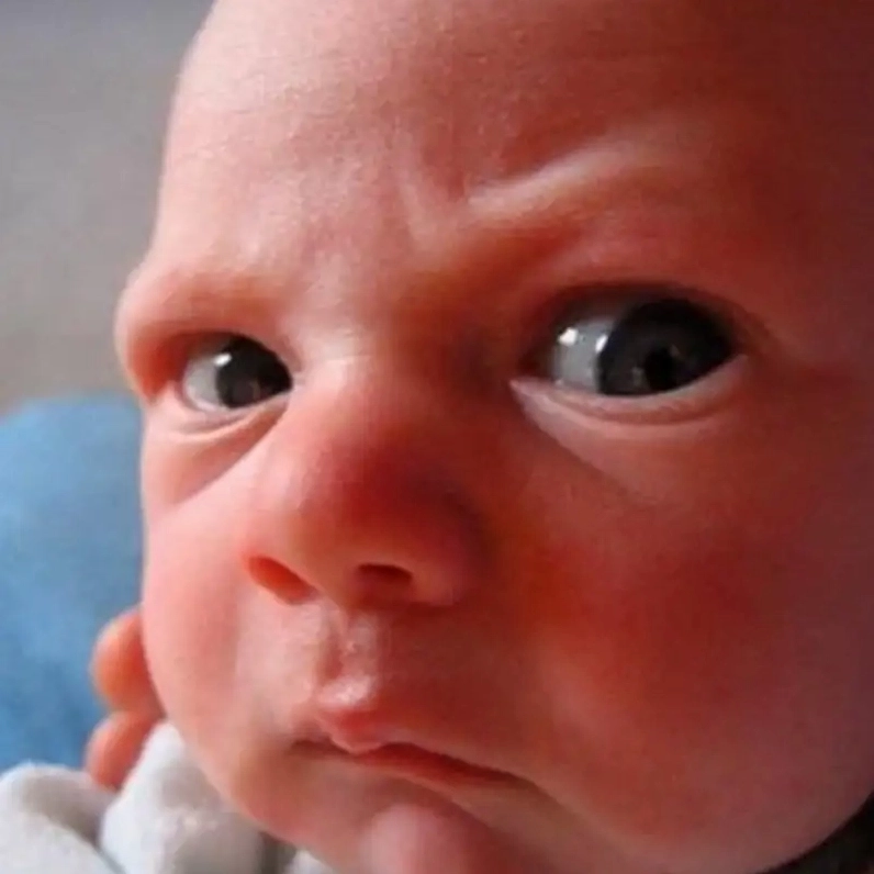 ảnh em bé meme mới ngủ dậy buổi sáng