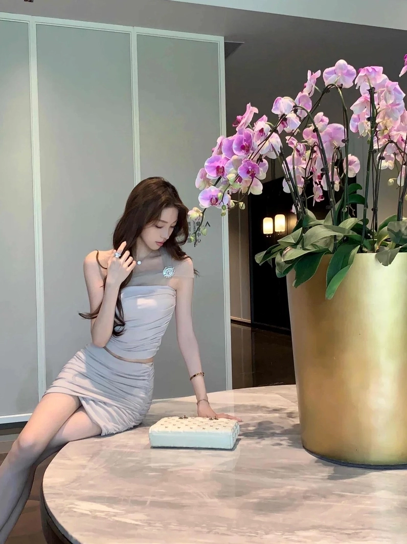 Ảnh gái xinh diện váy tôn dáng ngọc ngà