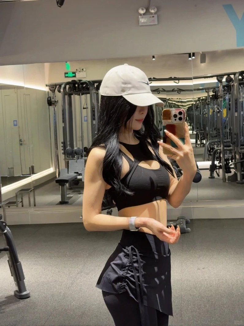 Ảnh gái xinh phòng gym mang đậm phong cách năng lượng tích cực và tươi trẻ